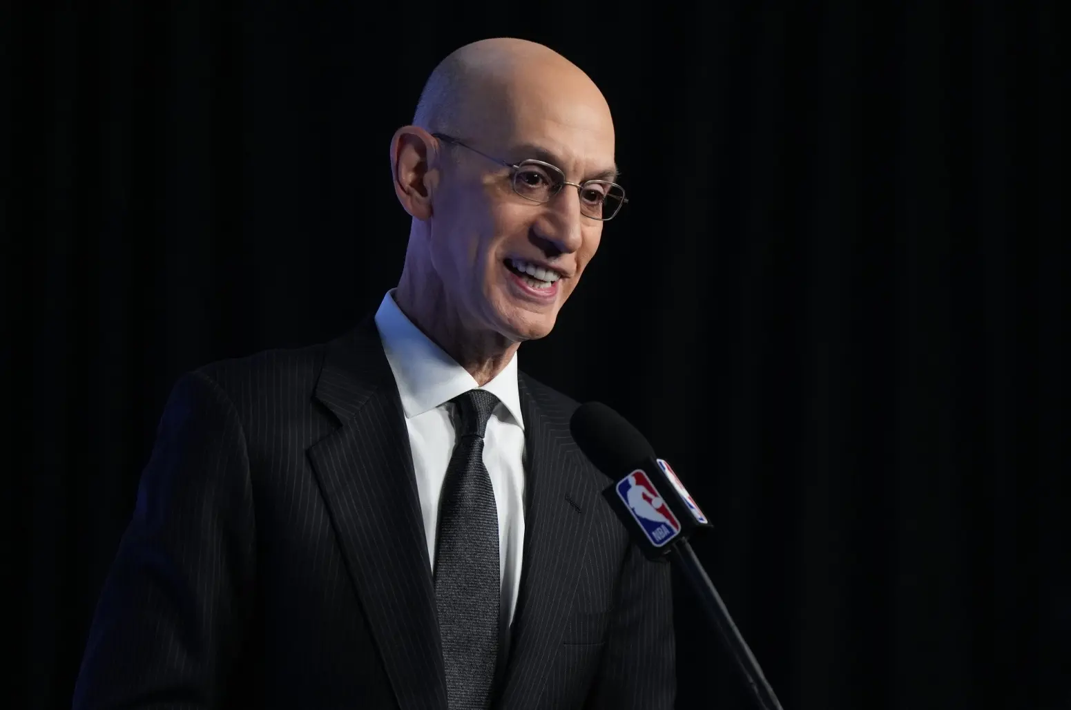 提出指控的 提出指控的