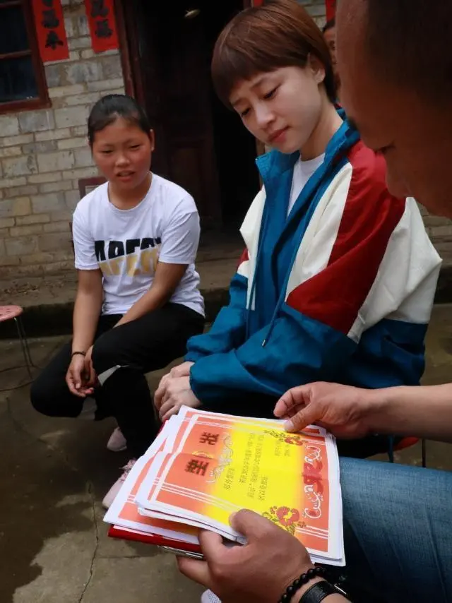 并拿到一本, img 并拿到一本, img